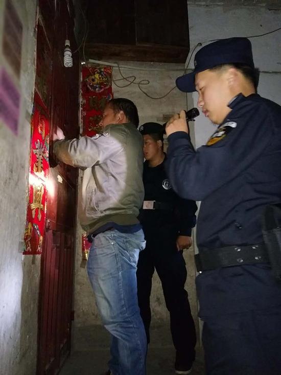 凯里市粗心妈妈误将幼女锁家中 